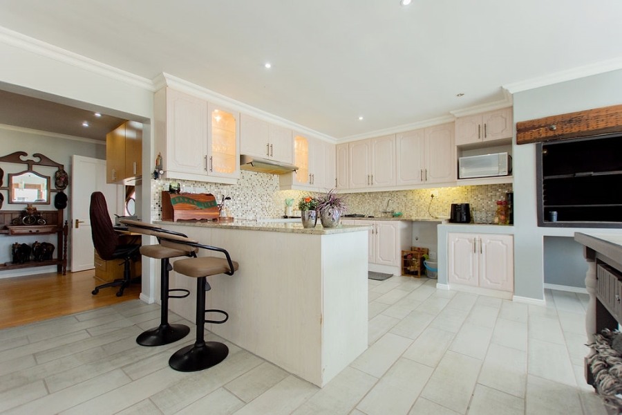 7 Bedroom Property for Sale in Myburgh Park Western Cape